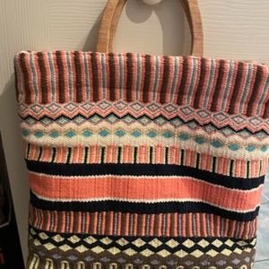 Summer tote with wooden handles